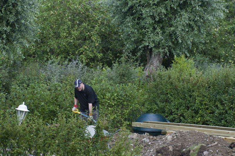 Terassi 15.jpg - Puolisateisena lauantaina hyvä ystäväni Tapio tuli auttamaan. Siirsimme aimo kasan maata paikasta a paikkaan b (b=lava)